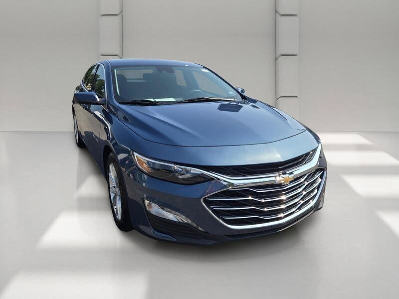 Used 2025 Chevrolet Malibu LT FWD image 3