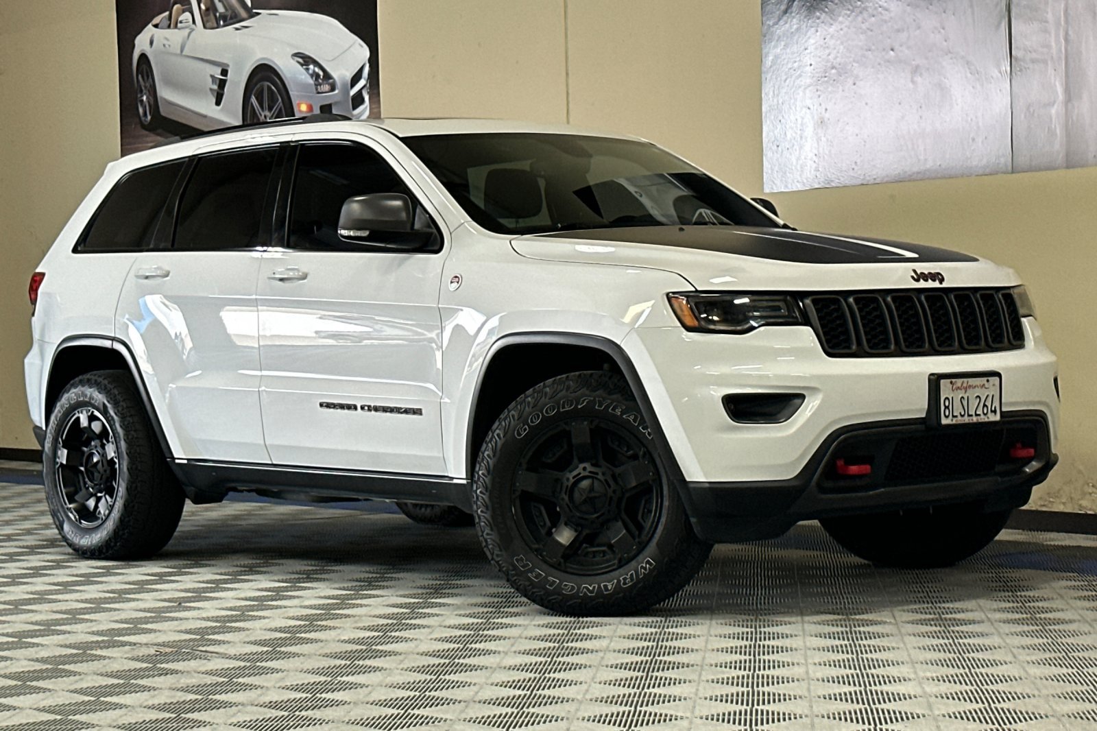 Used 2019 Jeep Grand Cherokee Trailhawk w/ Trailhawk Luxury Group AWD/4WD image 2