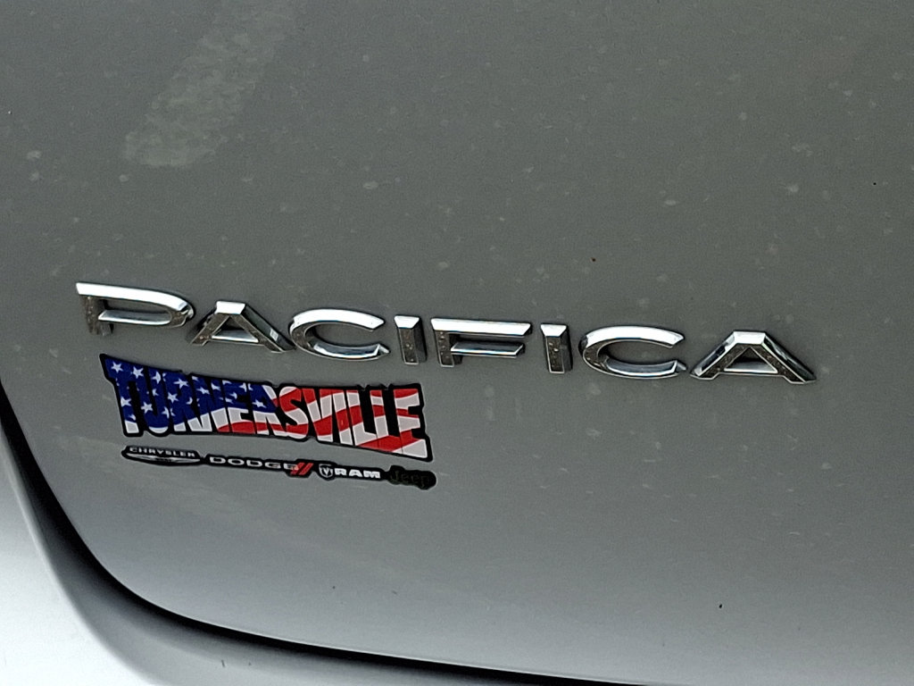 Used 2024 Chrysler Pacifica Touring-L FWD image 16
