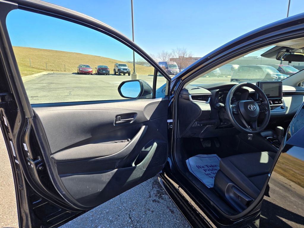 Used 2025 Toyota Corolla LE FWD image 12