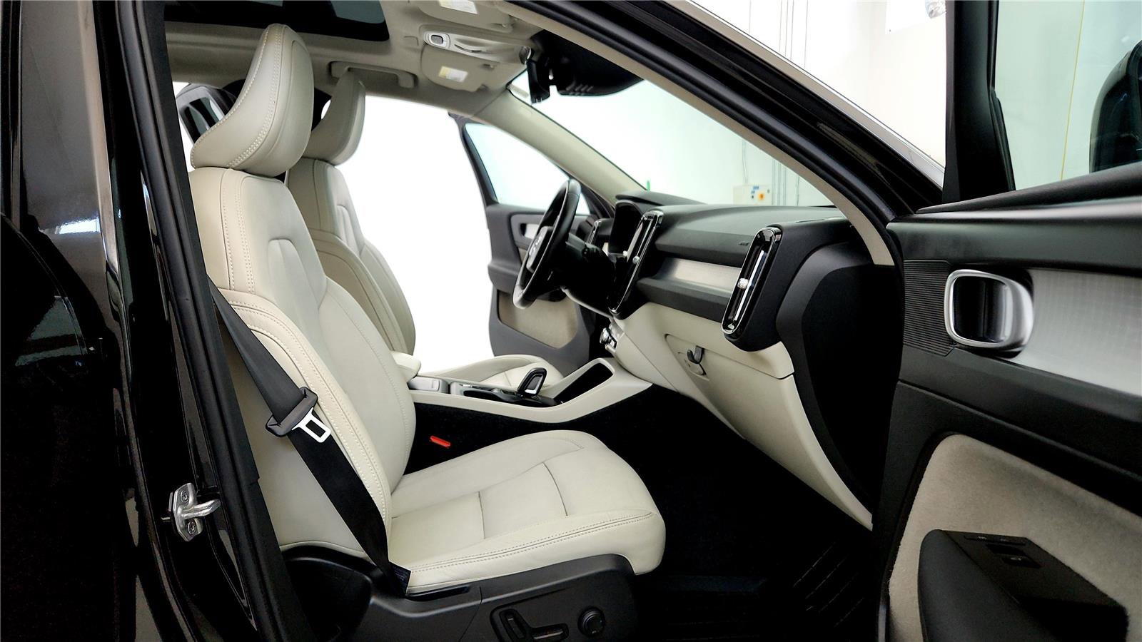 Used 2021 Volvo XC40 T5 Momentum w/ Premium Package image 17