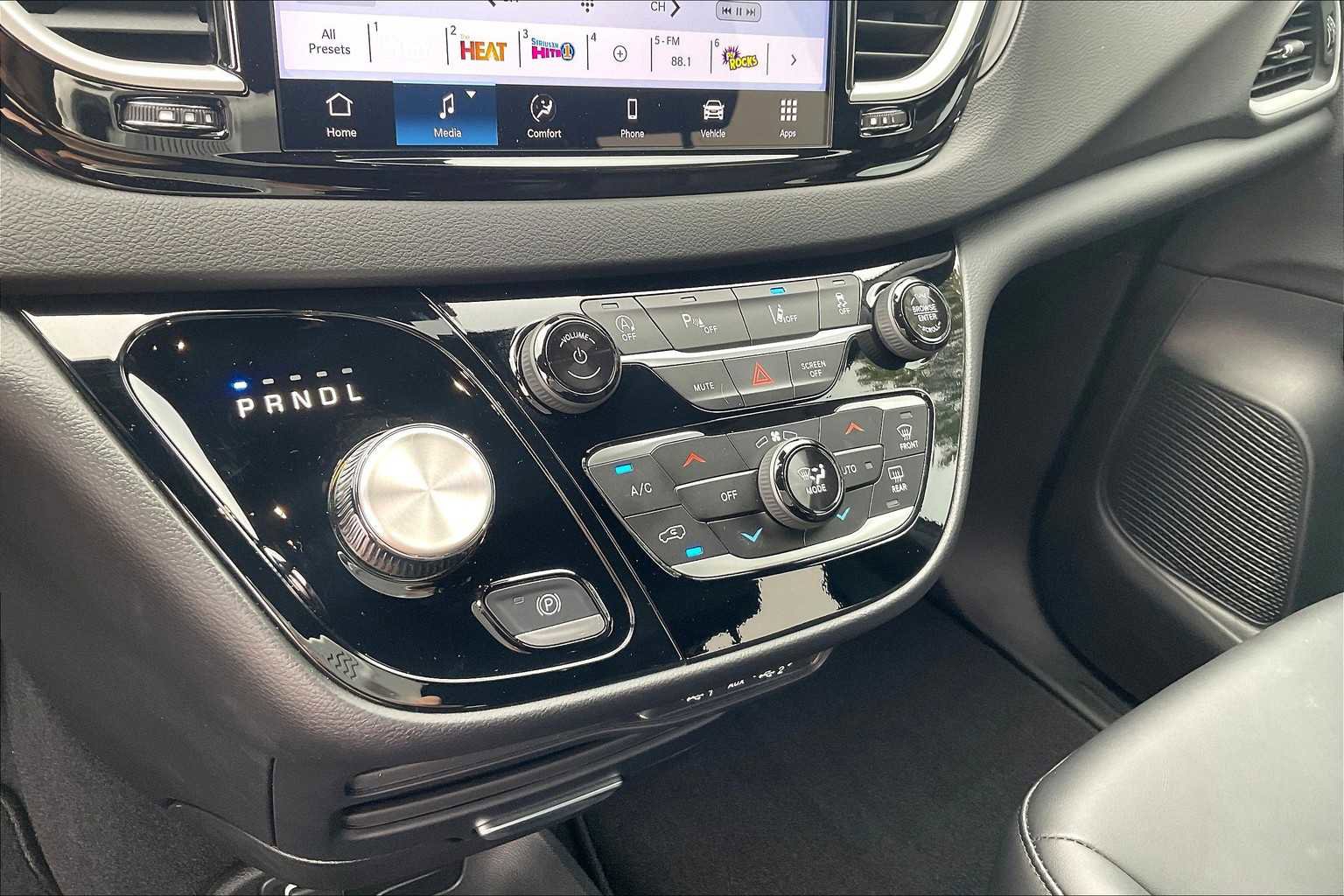 Certified 2025 Chrysler Voyager LX image 31