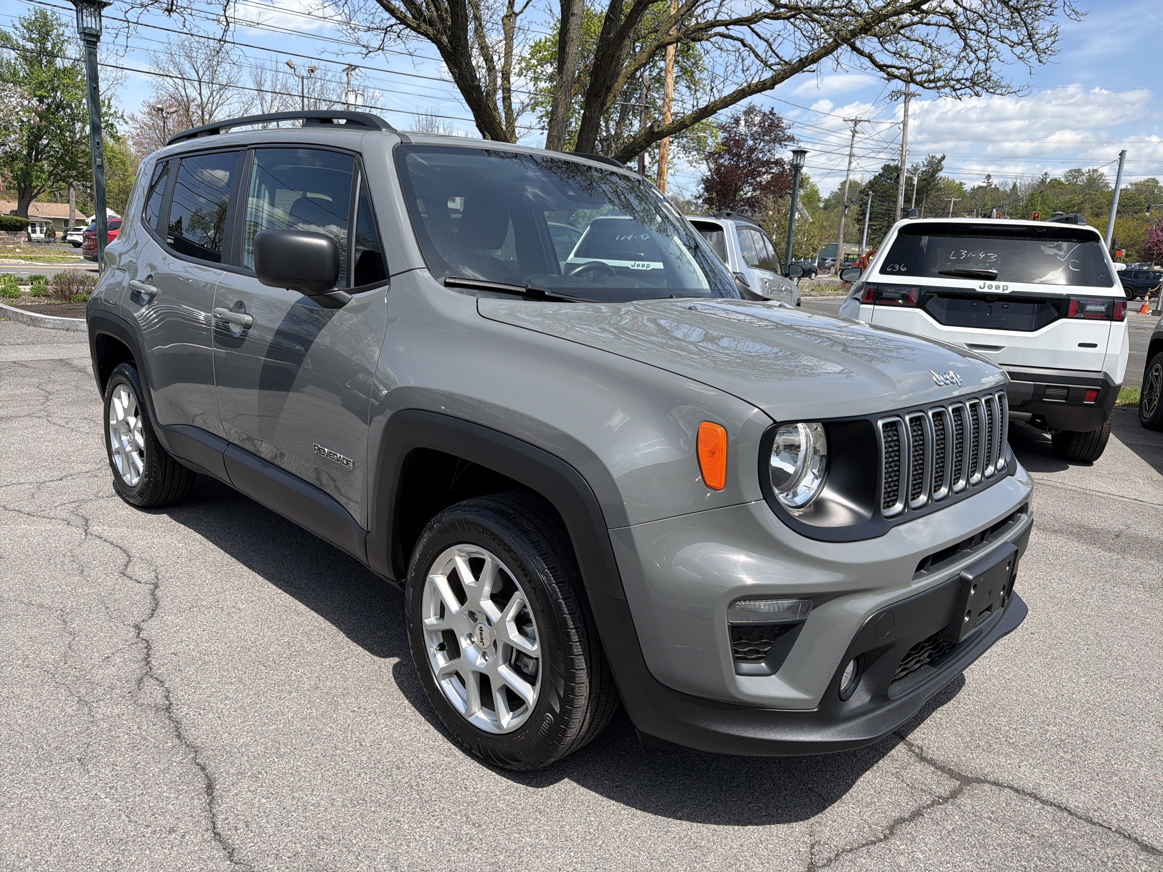 Used 2022 Jeep Renegade Latitude w/ Convenience Group AWD/4WD image 2