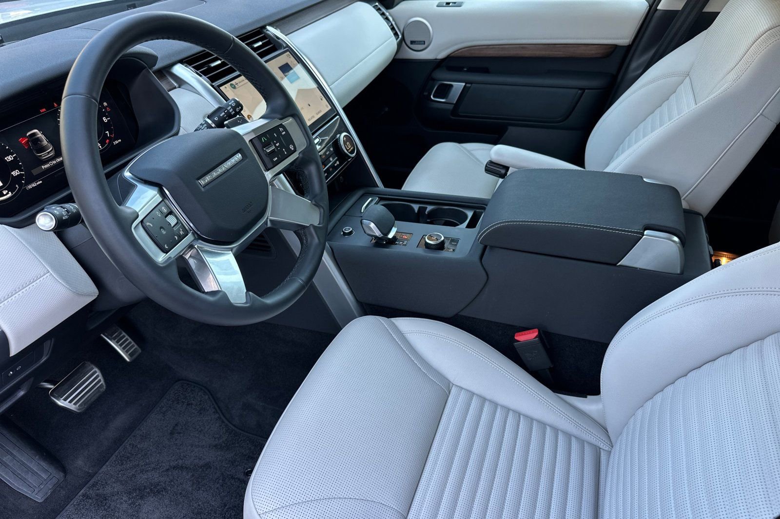 Used 2025 Land Rover Discovery Dynamic SE image 8