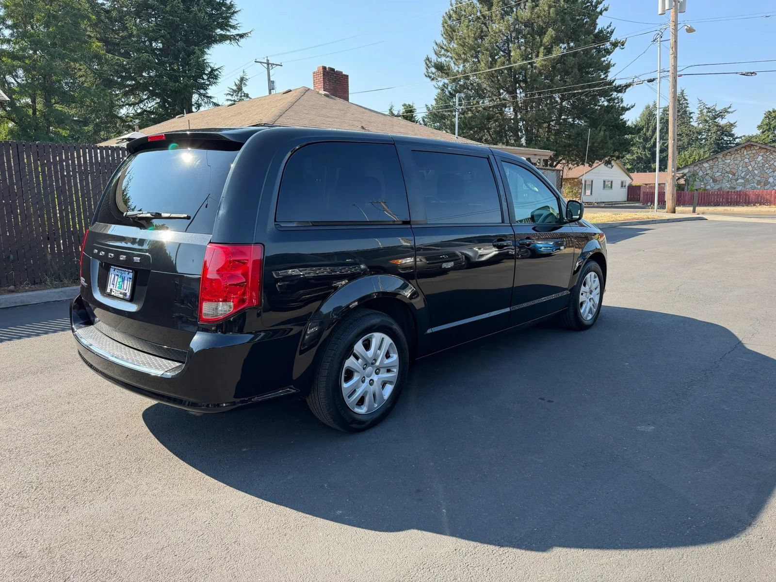 Used 2018 Dodge Grand Caravan SE FWD image 4