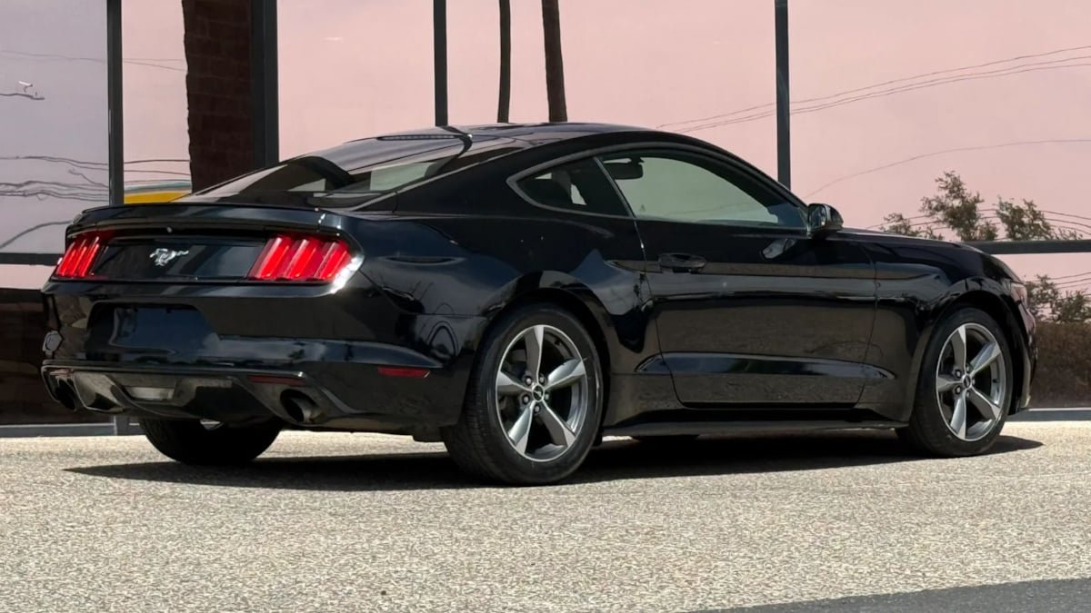Used 2016 Ford Mustang Coupe RWD image 12