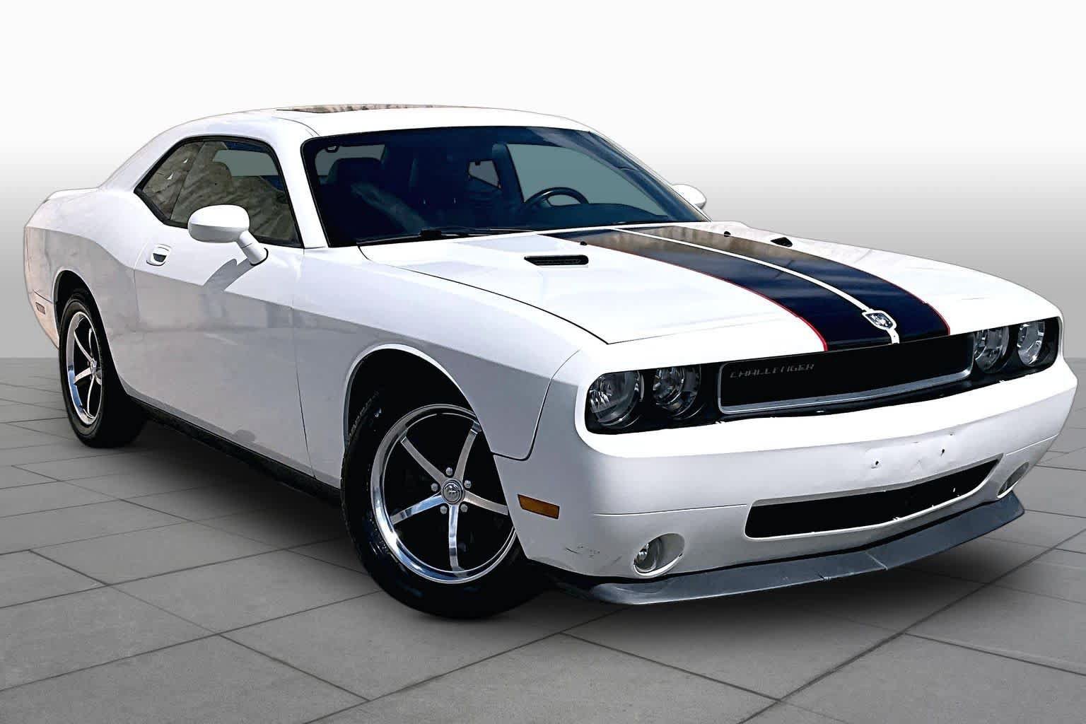 Used 2010 Dodge Challenger SE RWD image 3