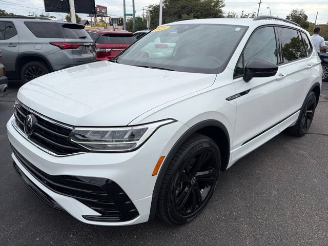 Used 2023 Volkswagen Tiguan SE R-Line AWD/4WD image 1