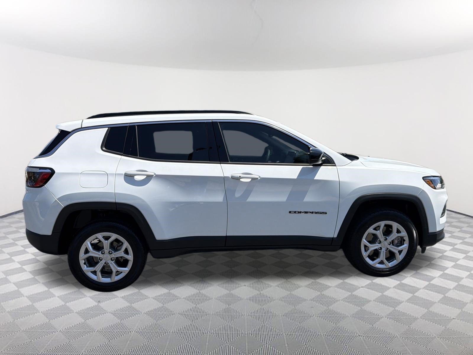 Used 2024 Jeep Compass Latitude AWD/4WD image 4
