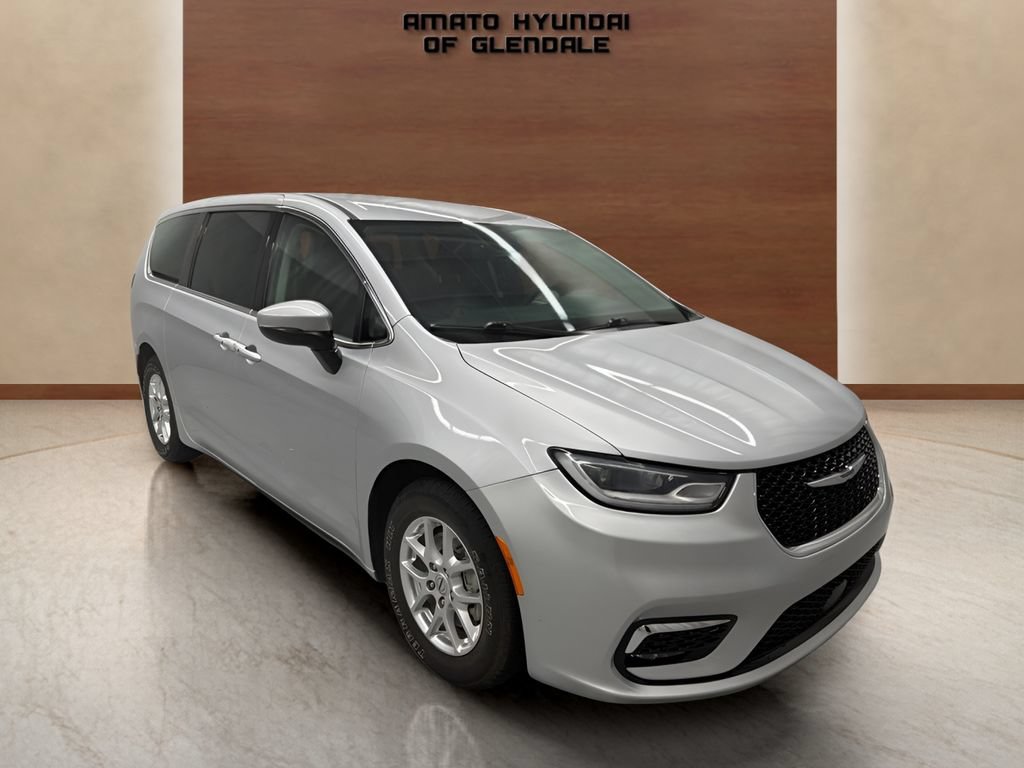Used 2023 Chrysler Pacifica Touring-L FWD image 8