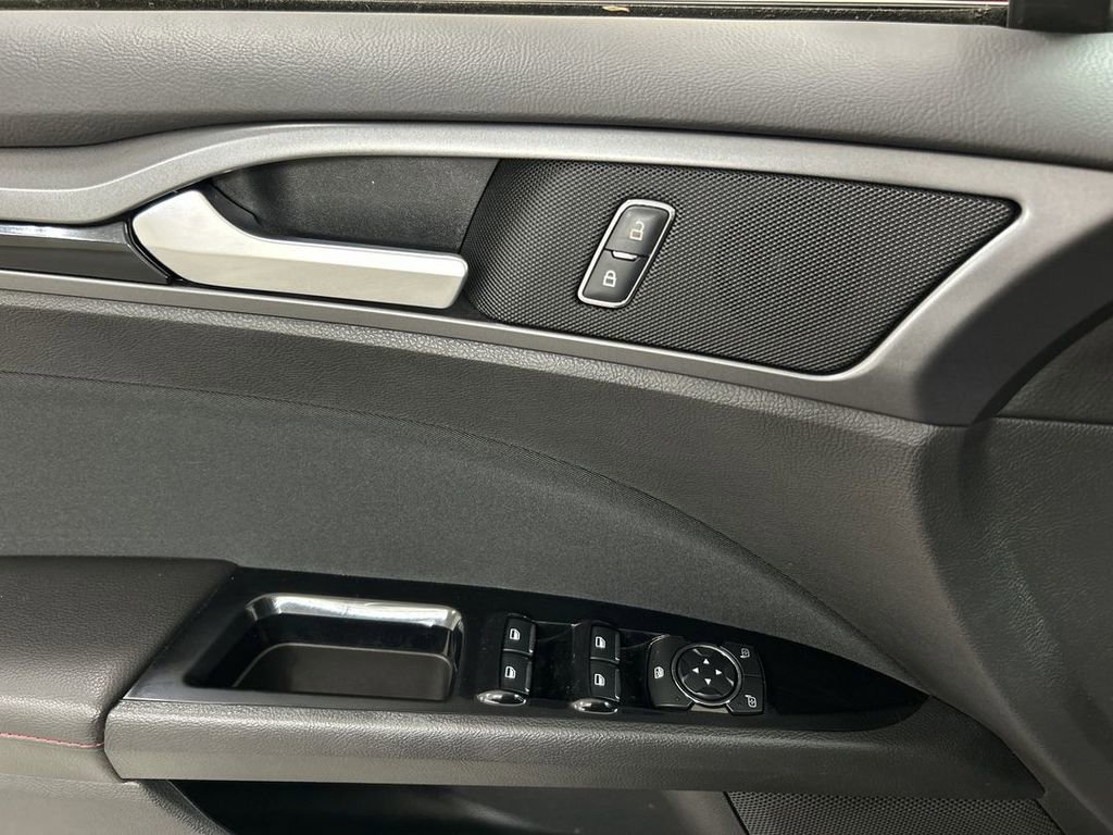 Used 2016 Ford Fusion SE image 11