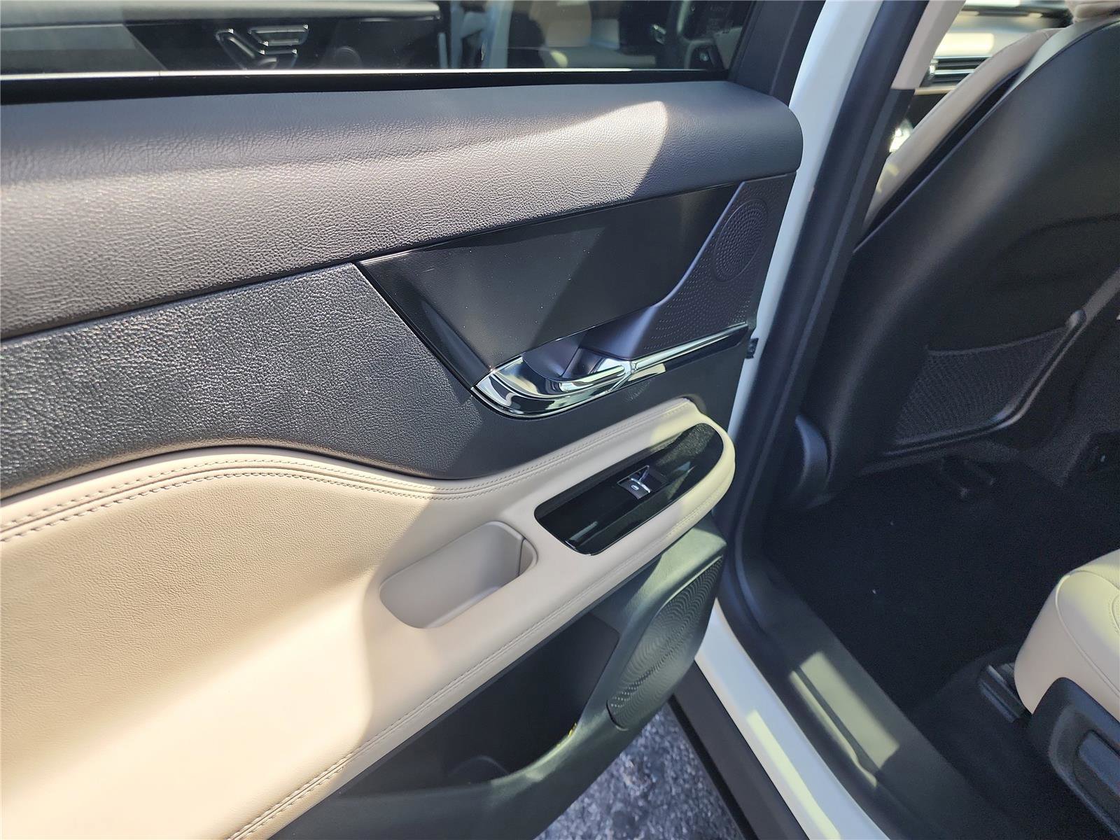 New 2026 Lincoln Corsair Premiere image 17