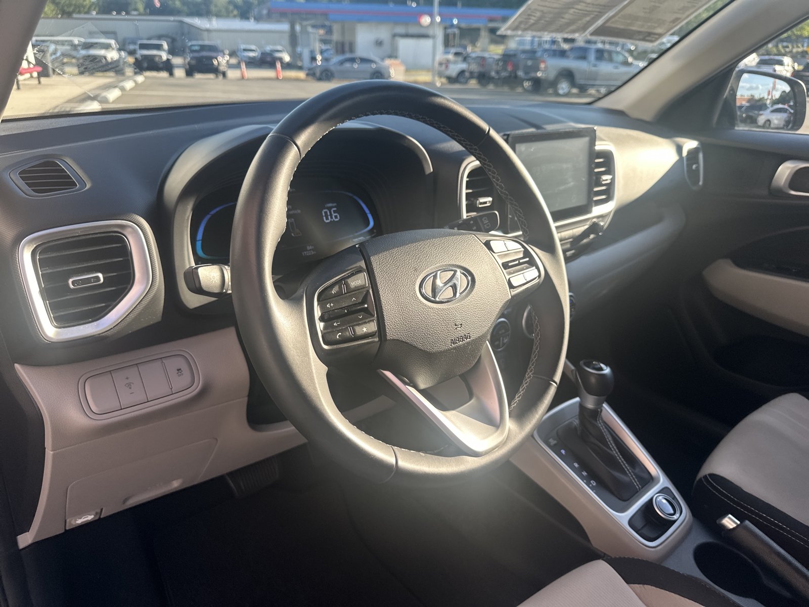 Used 2025 Hyundai Venue SEL FWD image 18