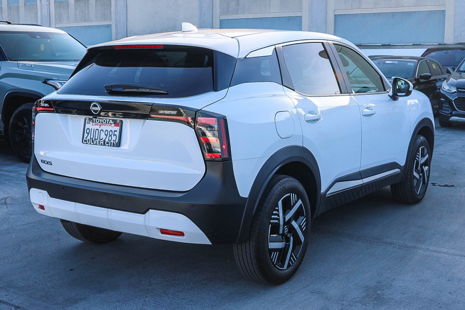 Used 2025 Nissan Kicks SV w/ Charging Package FWD image 9
