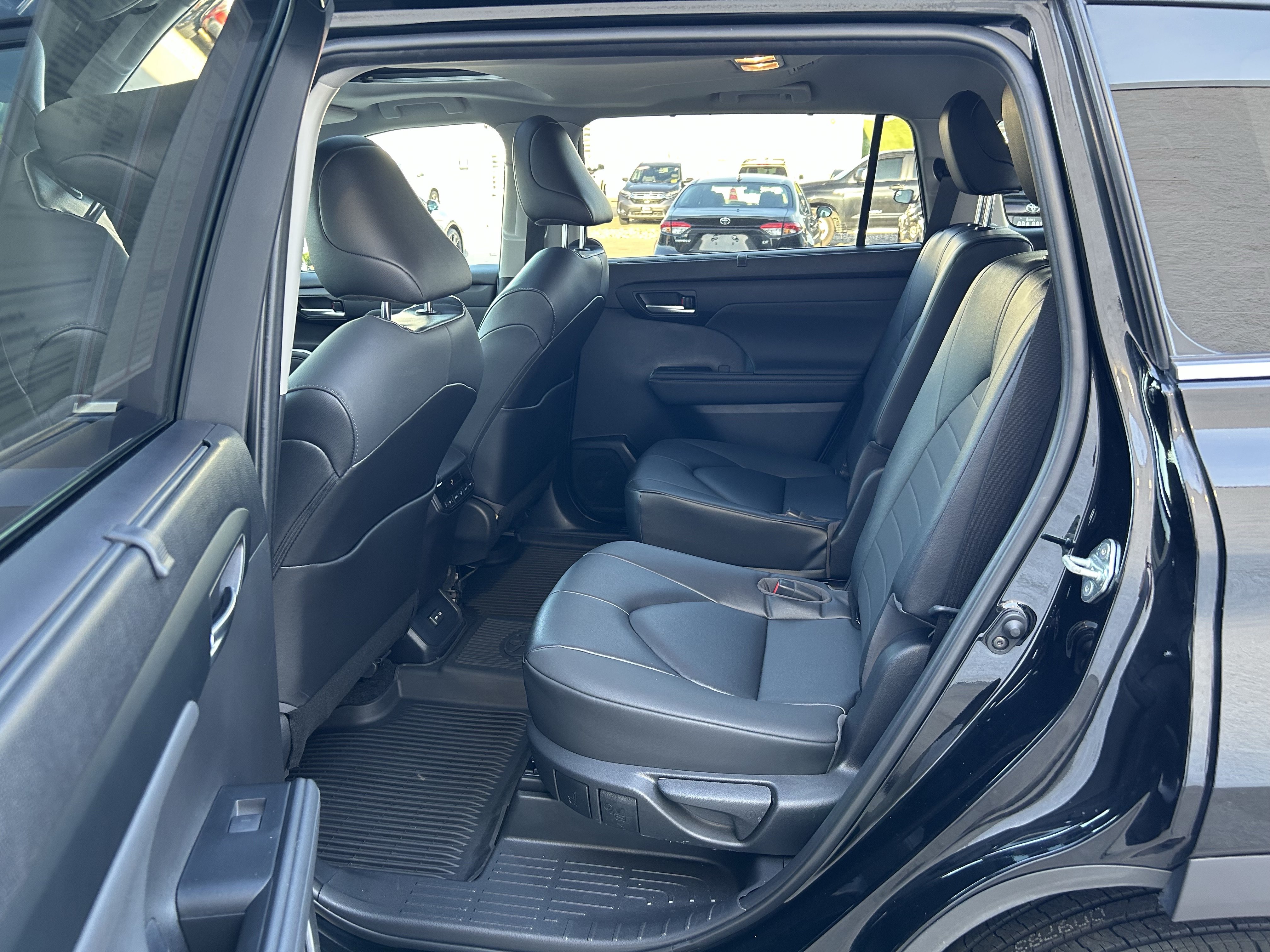 Used 2023 Toyota Highlander XLE AWD/4WD image 17