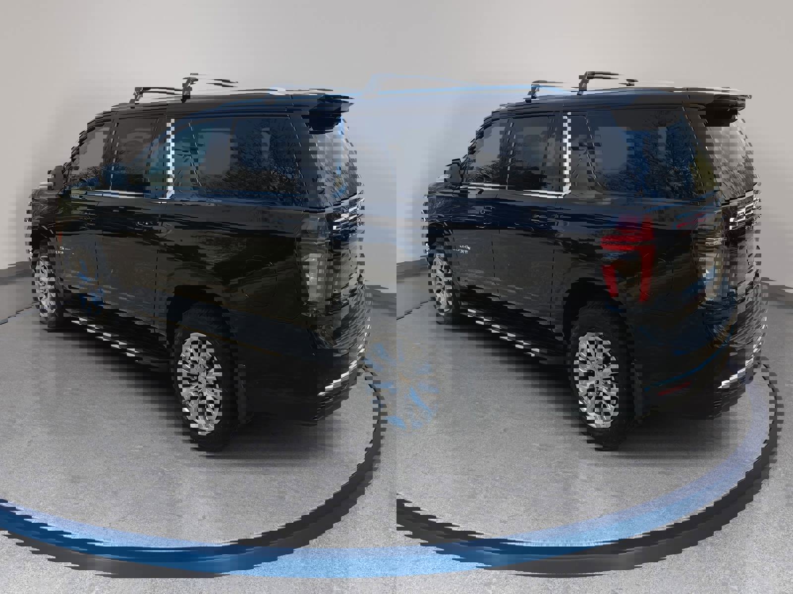 Used 2022 Chevrolet Suburban LT w/ Luxury Package image 7