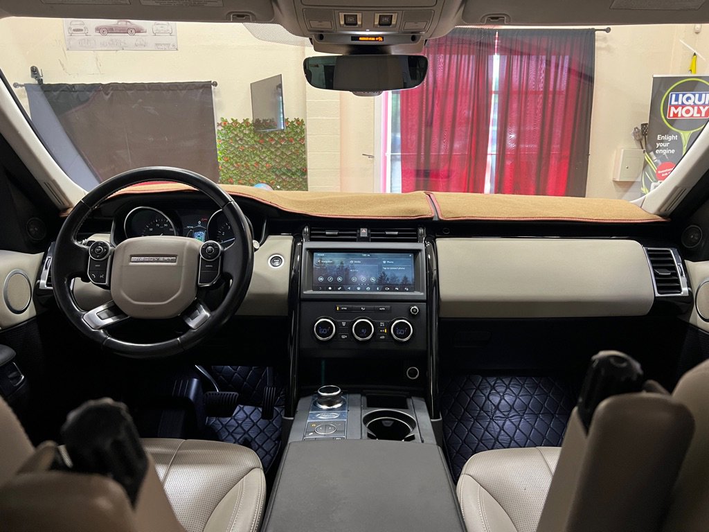 Used 2018 Land Rover Discovery SE image 17