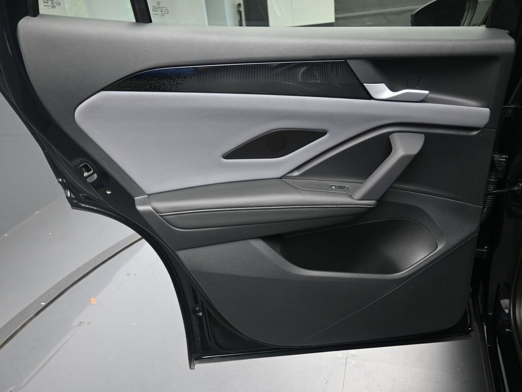 Used 2025 Volkswagen Tiguan SE FWD image 23