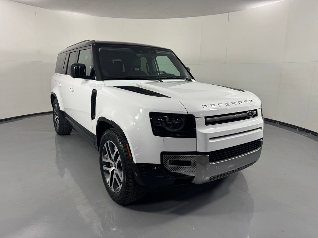 Used 2023 Land Rover Defender 130 SE image 3