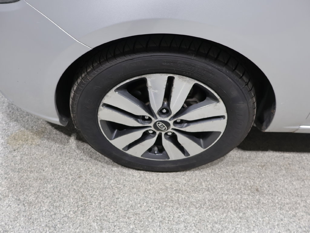 Used 2013 Kia Forte EX w/ Premium Pkg FWD image 16