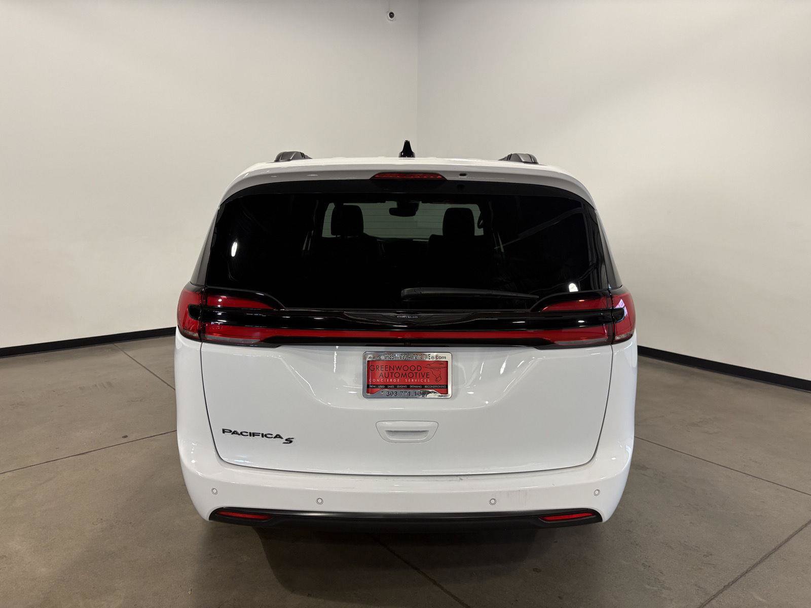 Used 2023 Chrysler Pacifica Touring-L w/ S Appearance Package FWD image 4