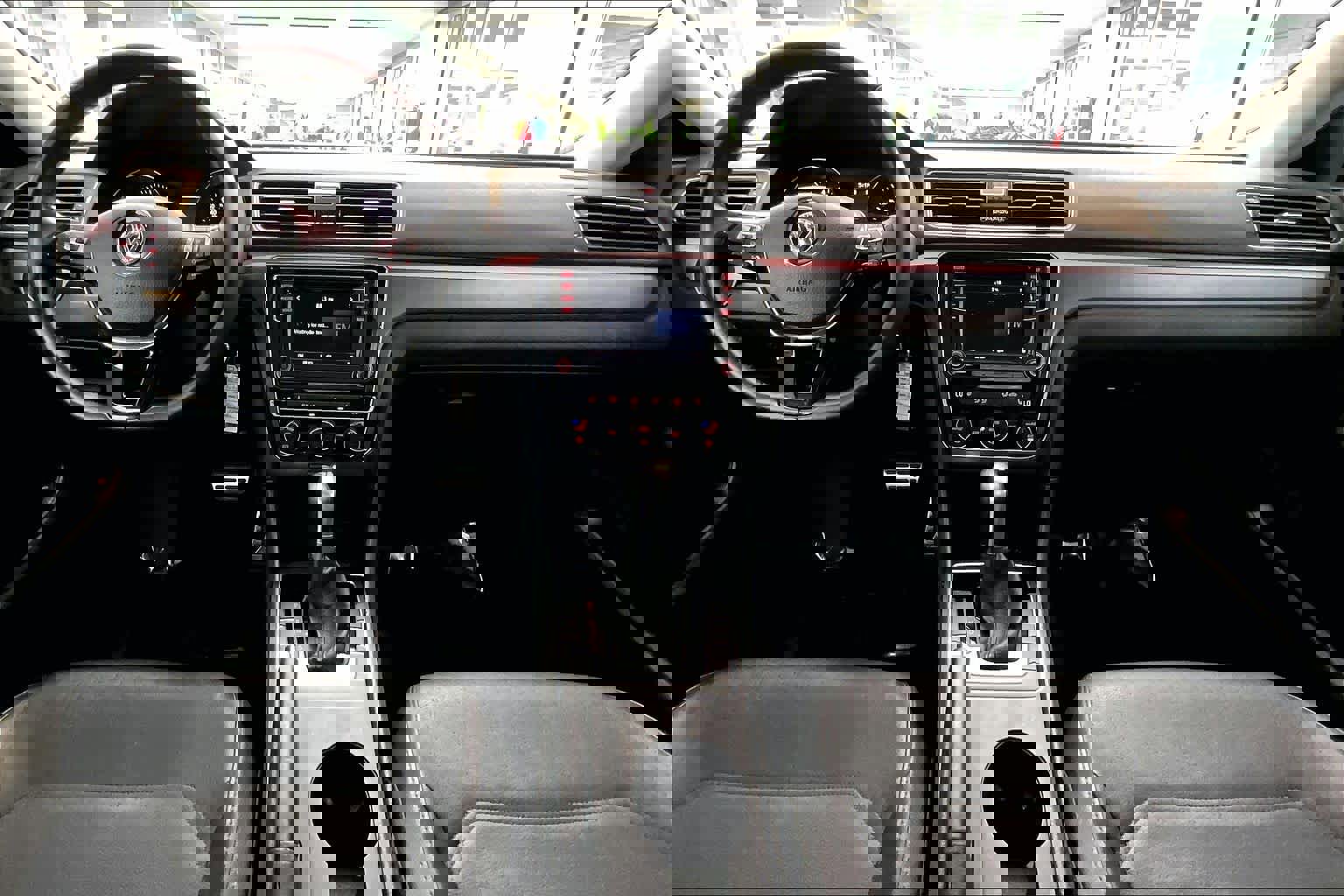 Used 2018 Volkswagen Passat 2.0T R-Line image 15