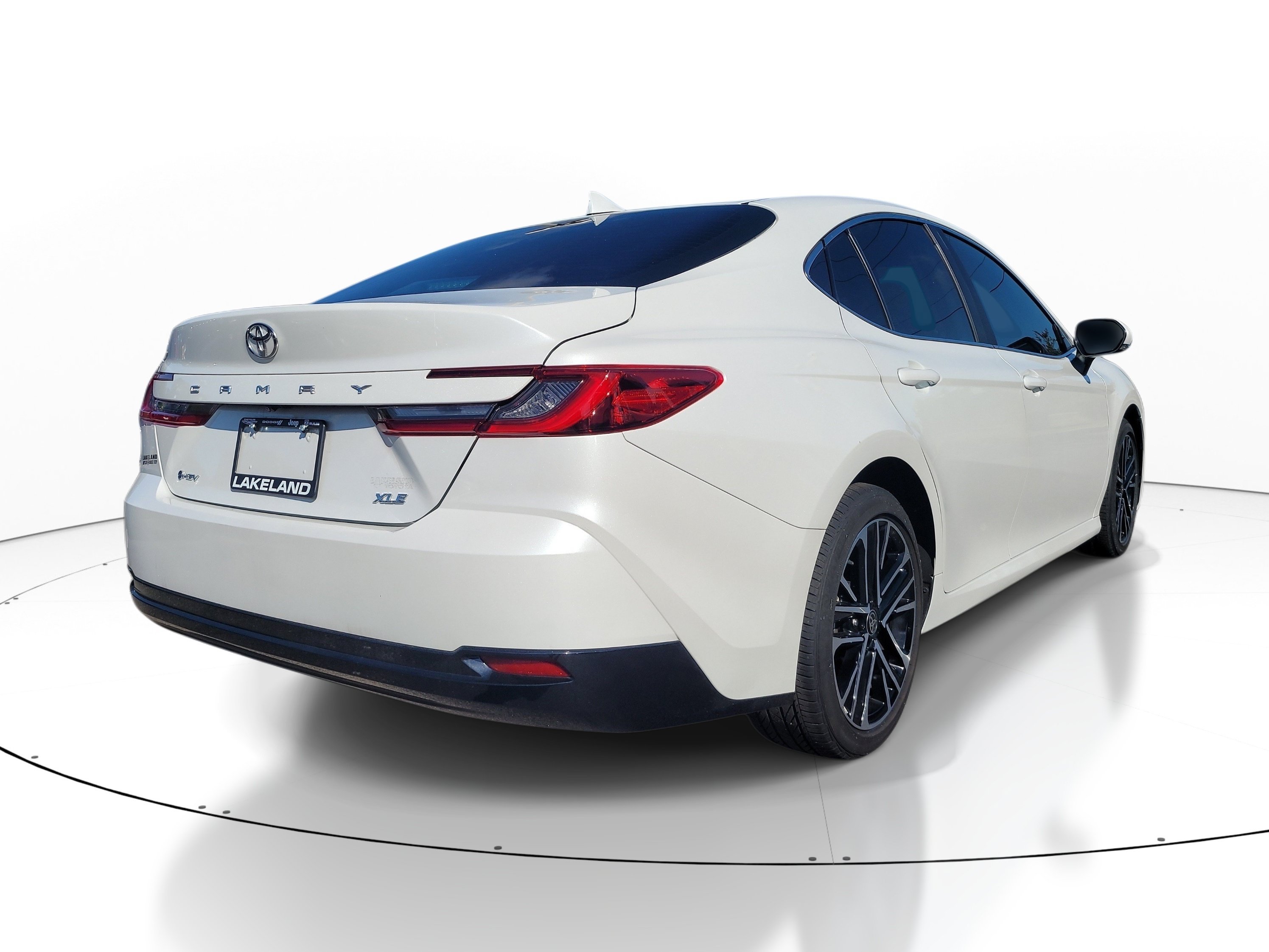 Used 2025 Toyota Camry XLE FWD image 4