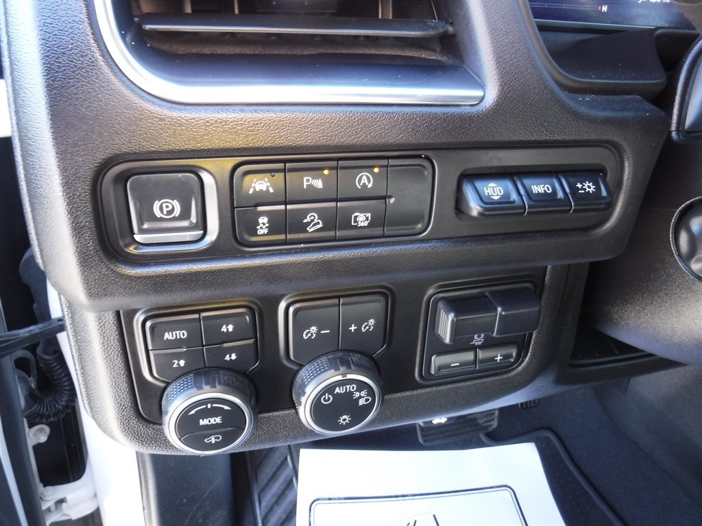 Used 2023 Chevrolet Suburban High Country image 14