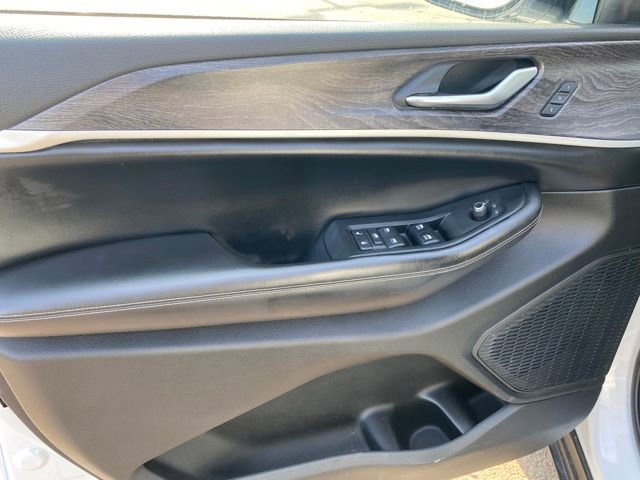 Used 2023 Jeep Grand Cherokee Limited image 16