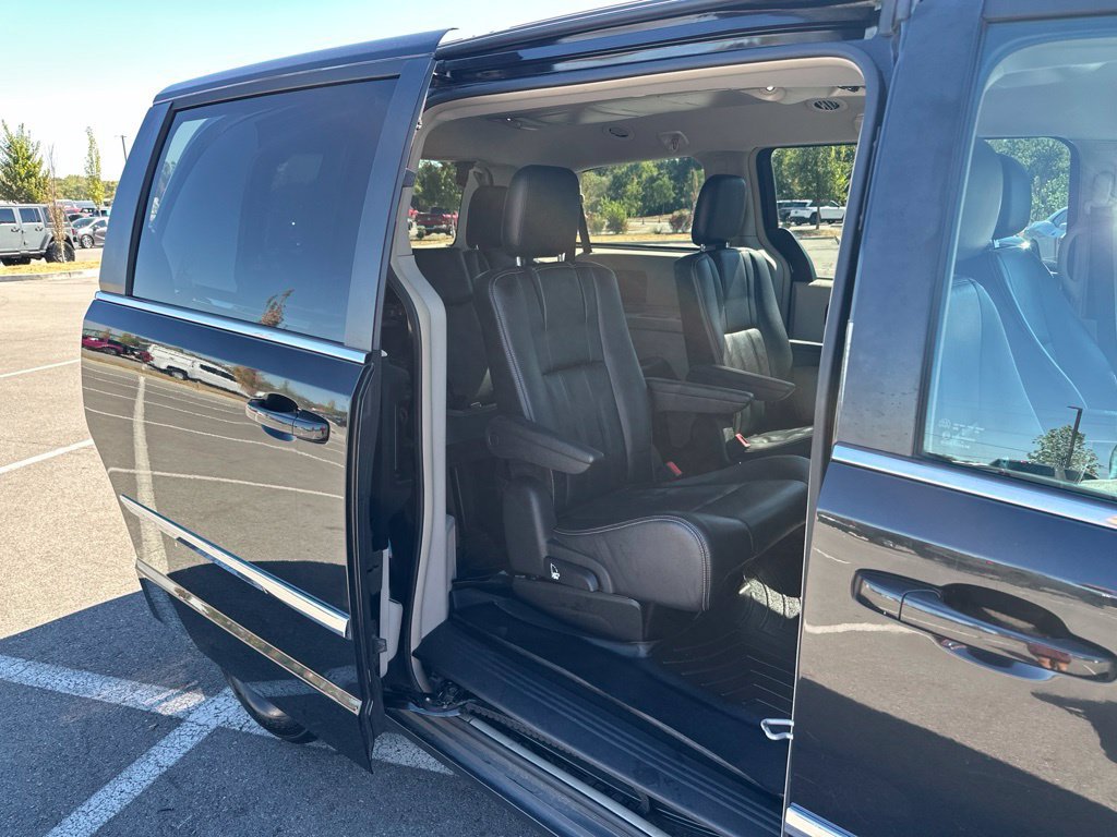 Used 2014 Chrysler Town & Country Touring FWD image 21