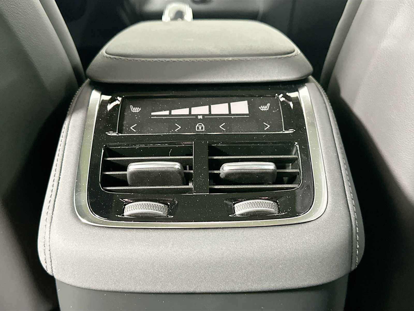 Used 2025 Volvo XC90 B6 Plus w/ Protection Package Premier image 24