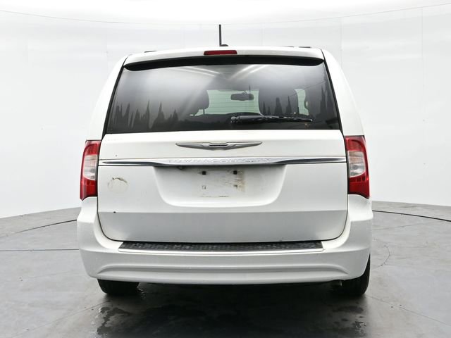 Used 2015 Chrysler Town & Country Touring image 6