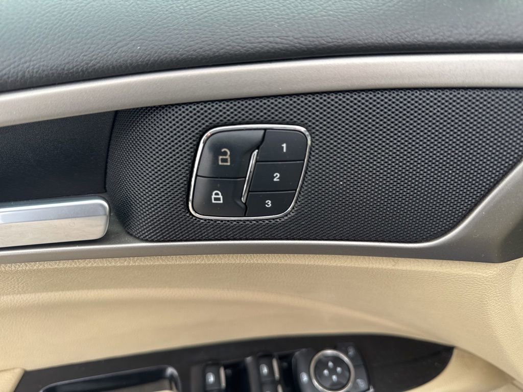 Used 2015 Ford Fusion SE w/ Equipment Group 202A FWD image 16