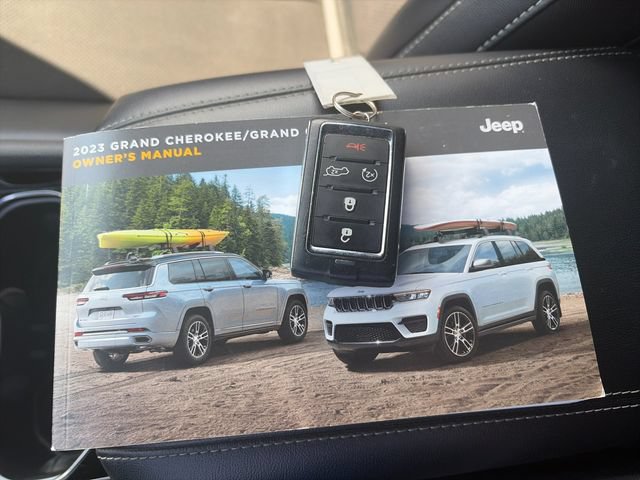 Used 2023 Jeep Grand Cherokee Altitude AWD/4WD image 10