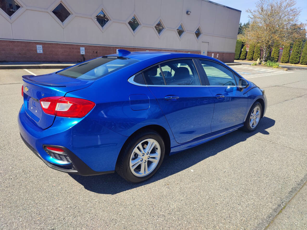 Used 2017 Chevrolet Cruze LT w/ Convenience Package FWD image 3