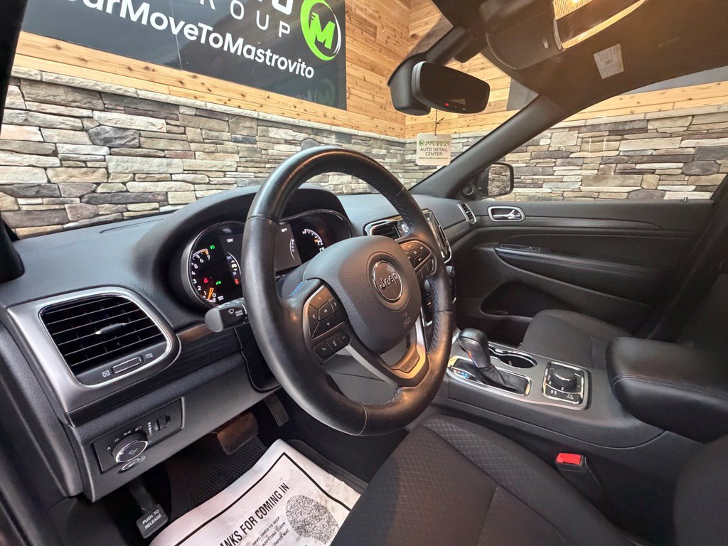 Used 2020 Jeep Grand Cherokee Laredo AWD/4WD image 26