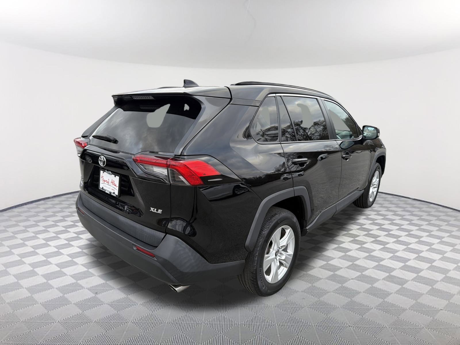 Used 2021 Toyota RAV4 XLE w/ Convenience Package image 16