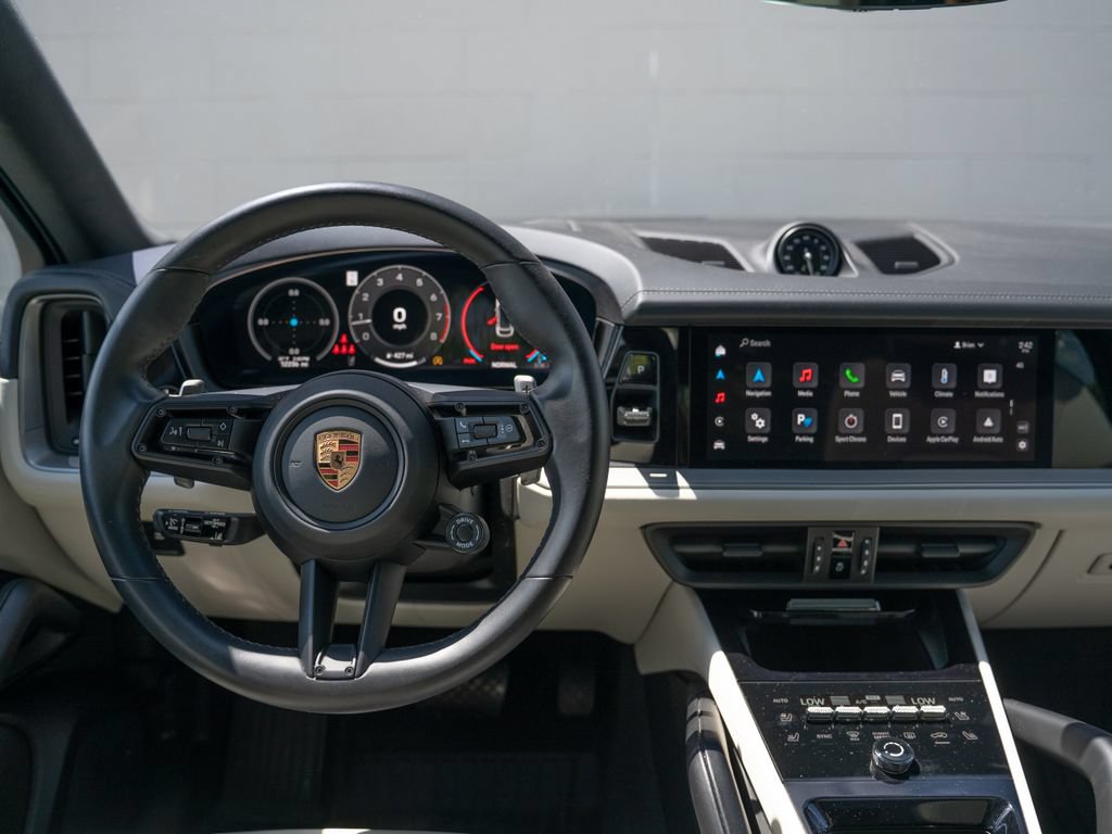 Used 2025 Porsche Cayenne Coupe AWD/4WD image 22
