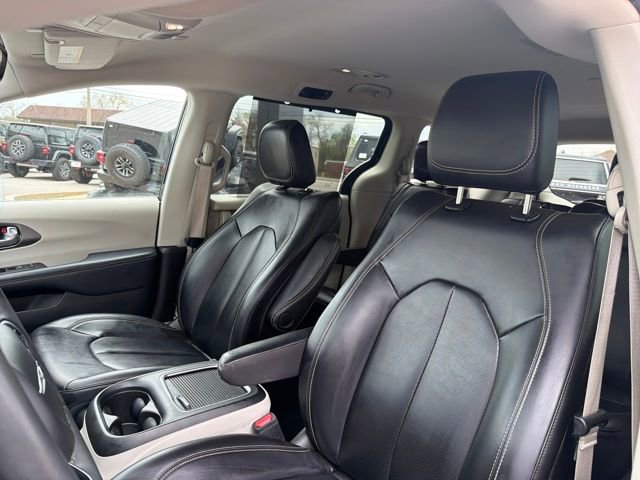 Used 2023 Chrysler Pacifica Touring-L image 39