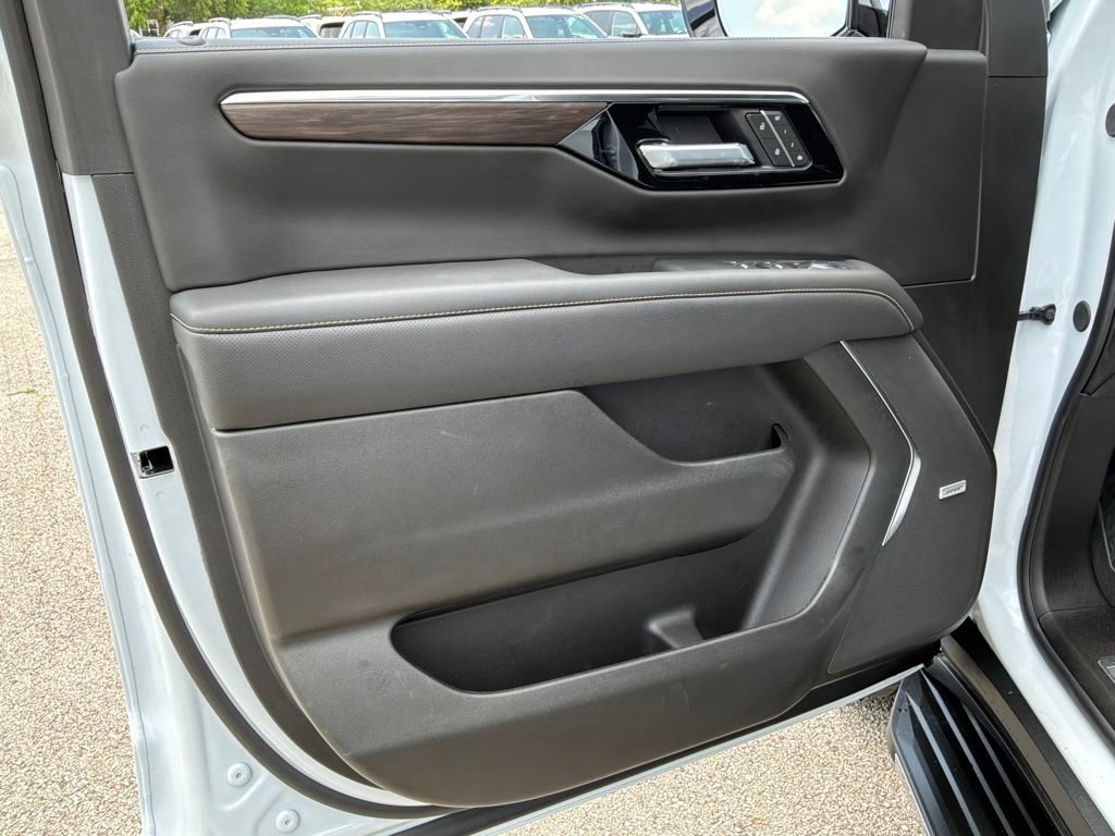 Used 2026 Chevrolet Tahoe Premier AWD/4WD image 13