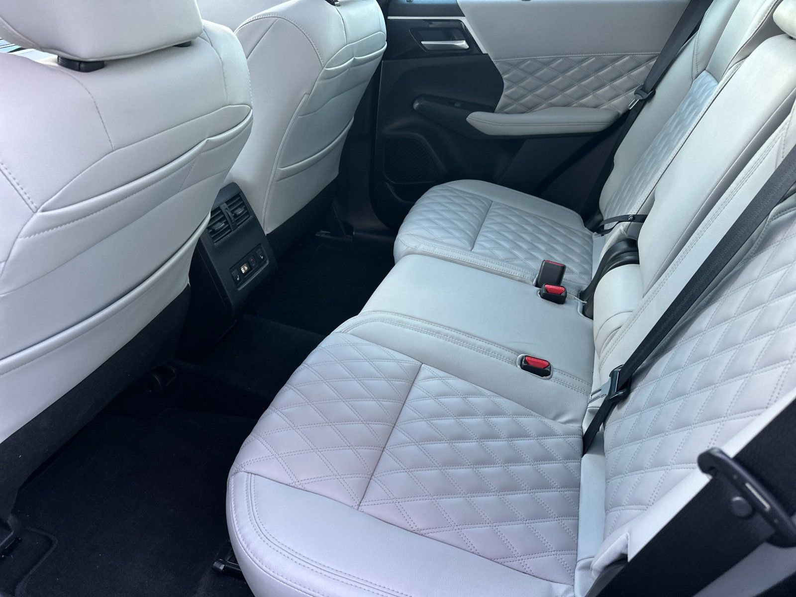 Used 2023 Mitsubishi Outlander AWD image 11