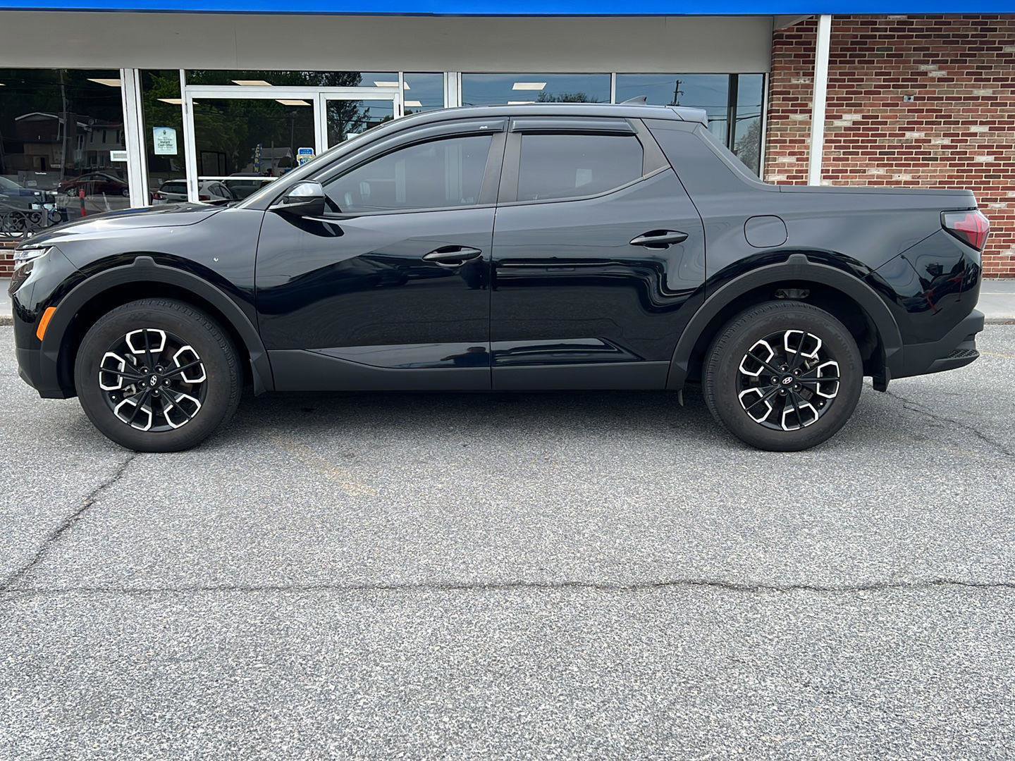 Used 2024 Hyundai Santa Cruz SE AWD/4WD image 2