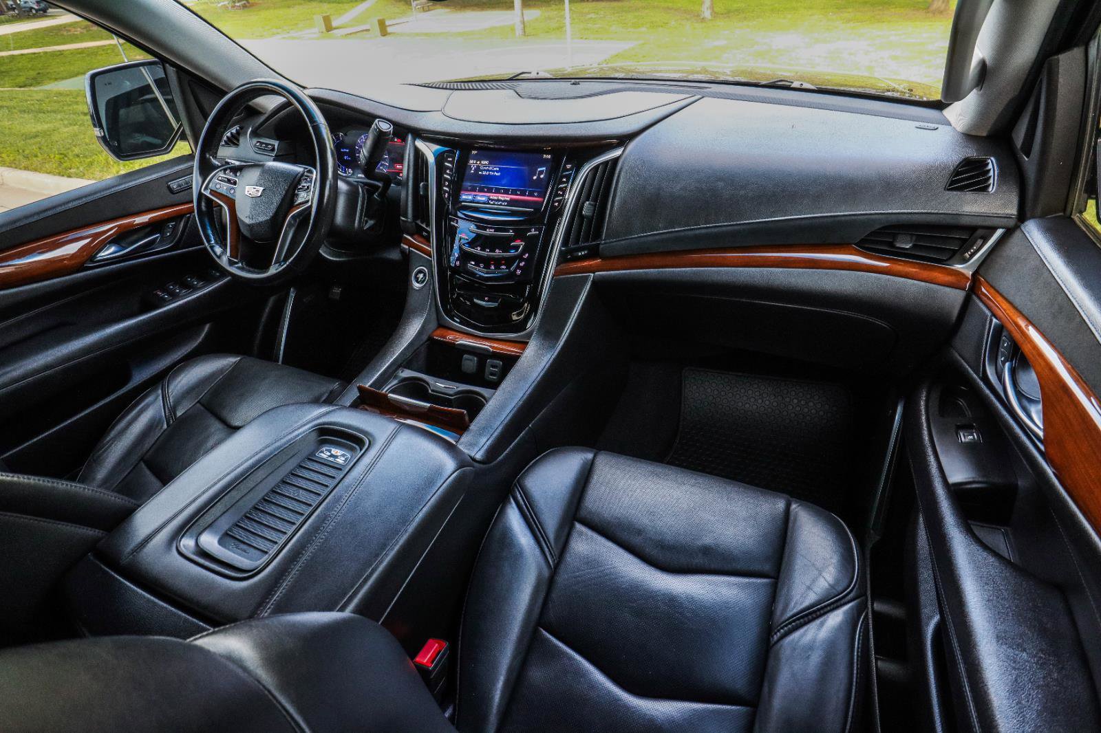 Used 2018 Cadillac Escalade Luxury AWD/4WD image 37