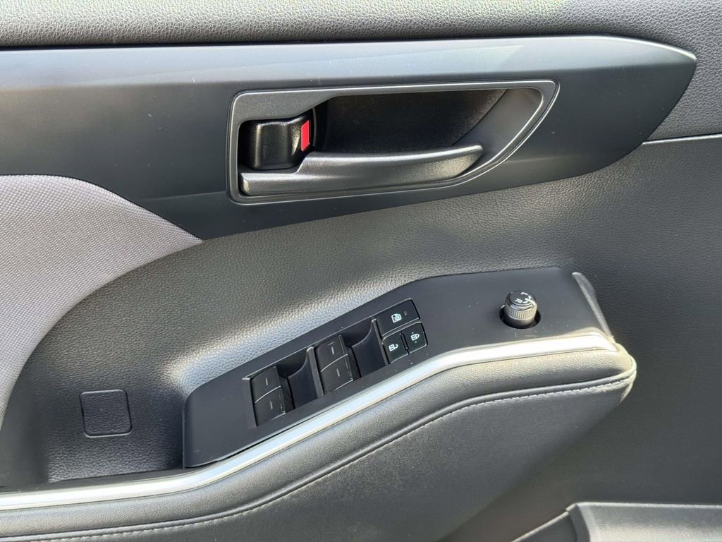 Used 2022 Toyota Highlander L image 19