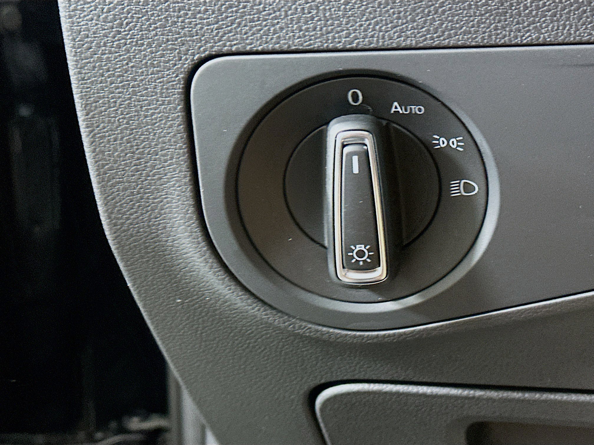 Used 2022 Volkswagen Tiguan SE w/ Panoramic Sunroof Package image 16