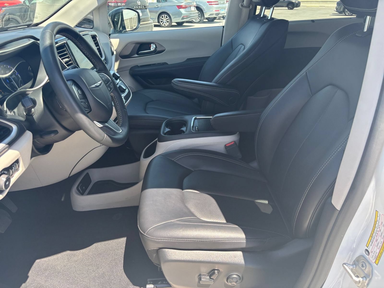 Used 2024 Chrysler Pacifica Touring-L FWD image 27