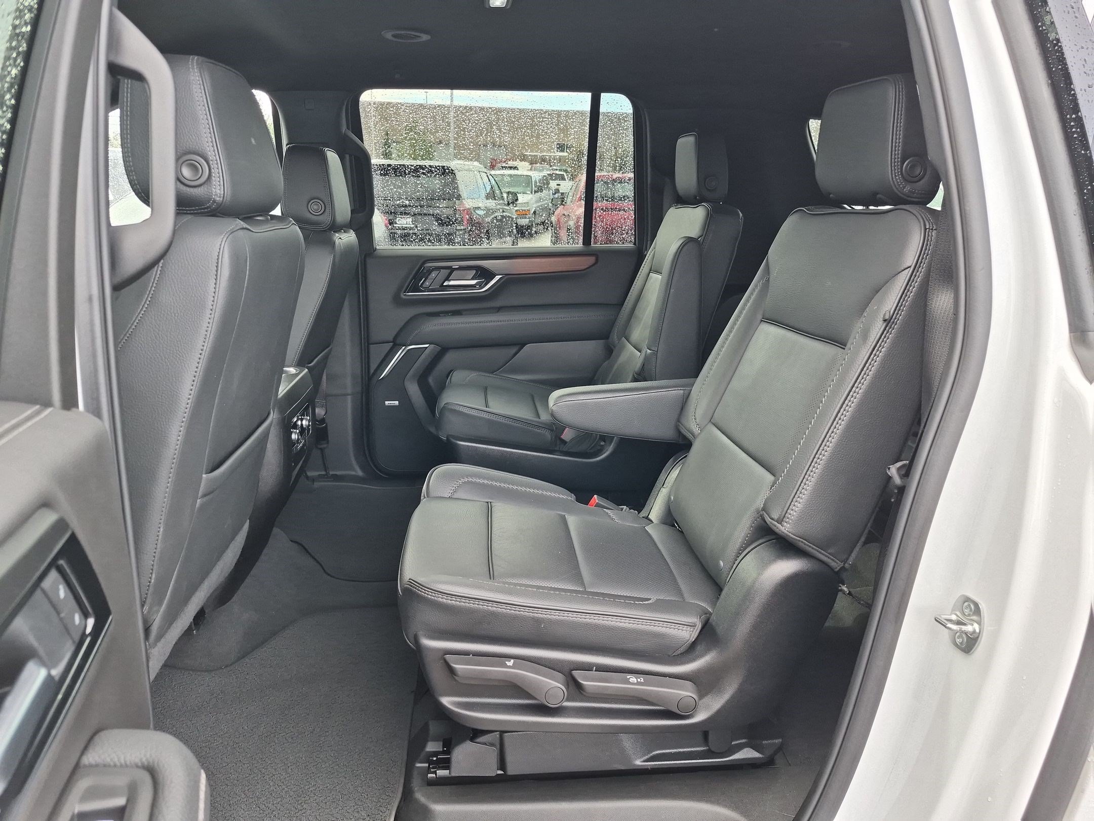 Used 2025 GMC Yukon XL Denali AWD/4WD image 27