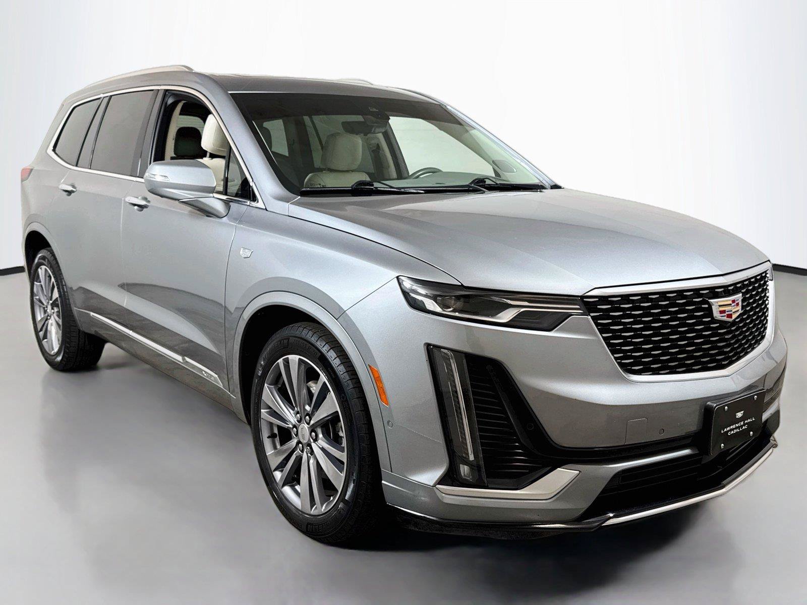 Used 2024 Cadillac XT6 Premium Luxury w/ Technology Package FWD image 3