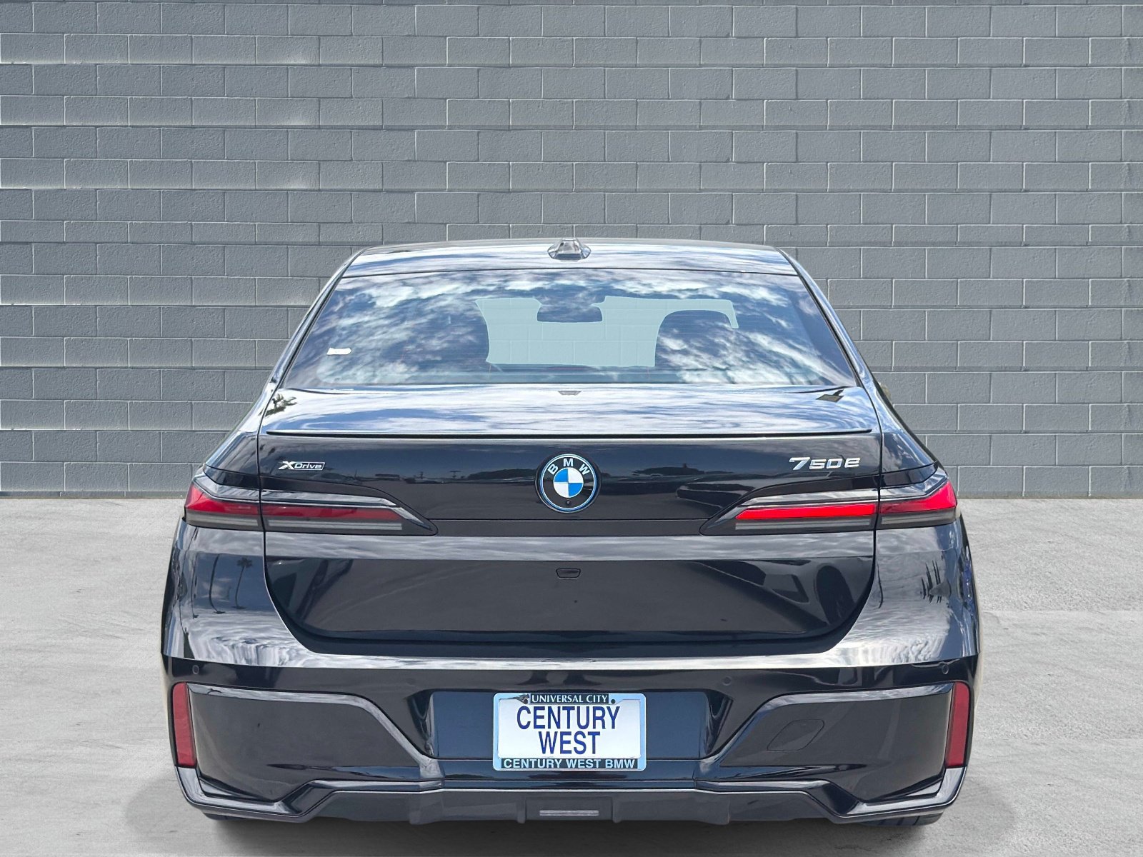 Used 2026 BMW 750e xDrive AWD/4WD image 3
