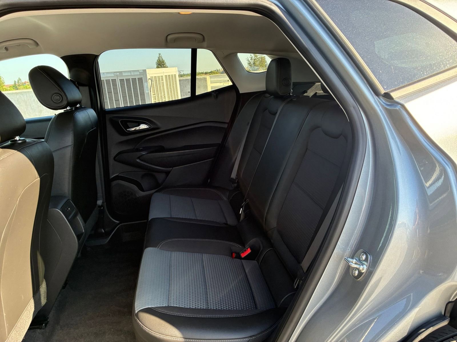 Used 2025 Chevrolet Trax LT FWD image 24